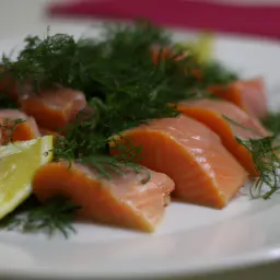 Gedünsteter Lachs mit Zitrone und Dill